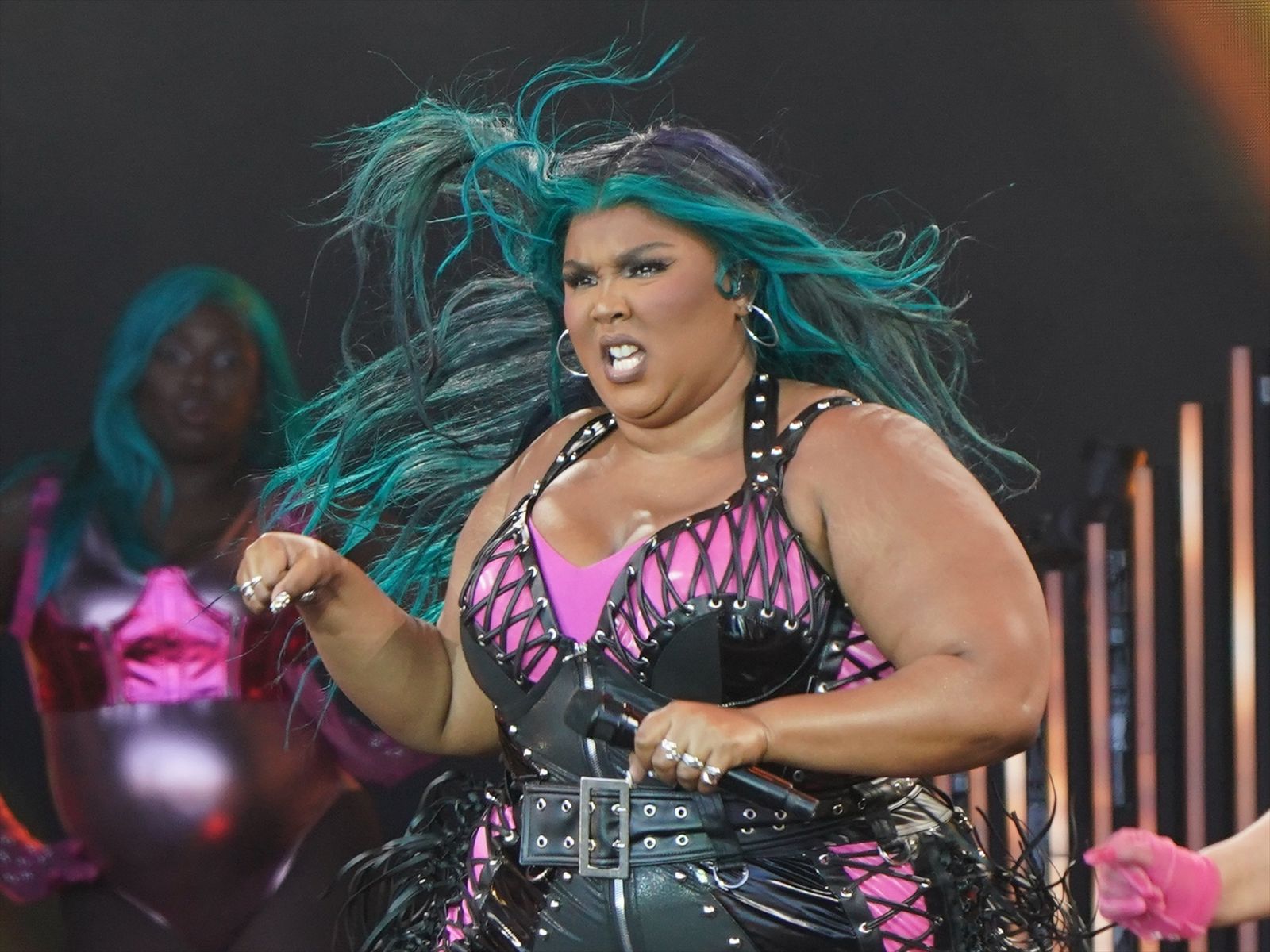 Lizzo actuando en  el Glastonbury Festival,  Somerset, Reino Unido 2023