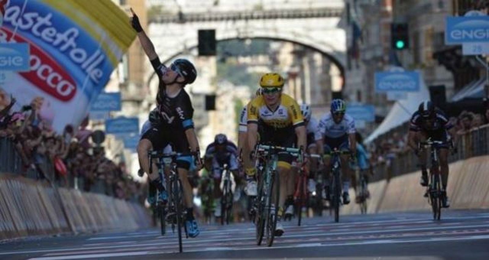Giro: Viviani gana al sprint y Matthews se viste de rosa