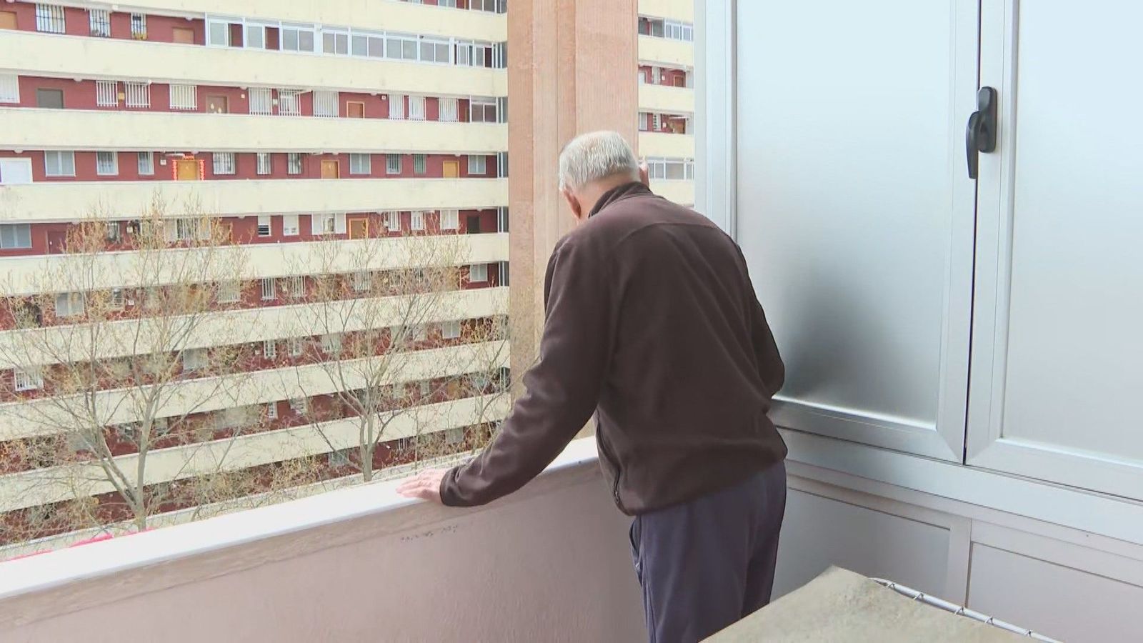 Así vivieron los vecinos de Ciudad Lineal el rescate de una mujer atrapada en el incendio de su vivienda: "Iba a explotar todo"