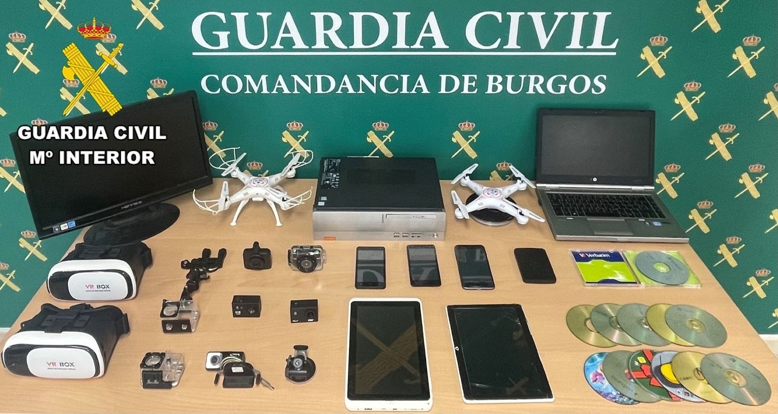 Material incautado a un hombre en Burgos acusado de grabar imágenes íntimas de su familia