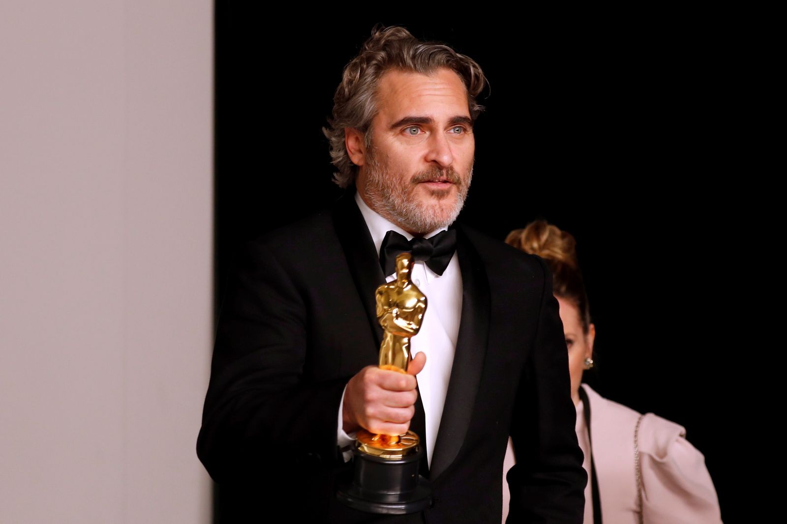Joaquin Phoenix con el Oscar a Mejor Actor por 'Joker'