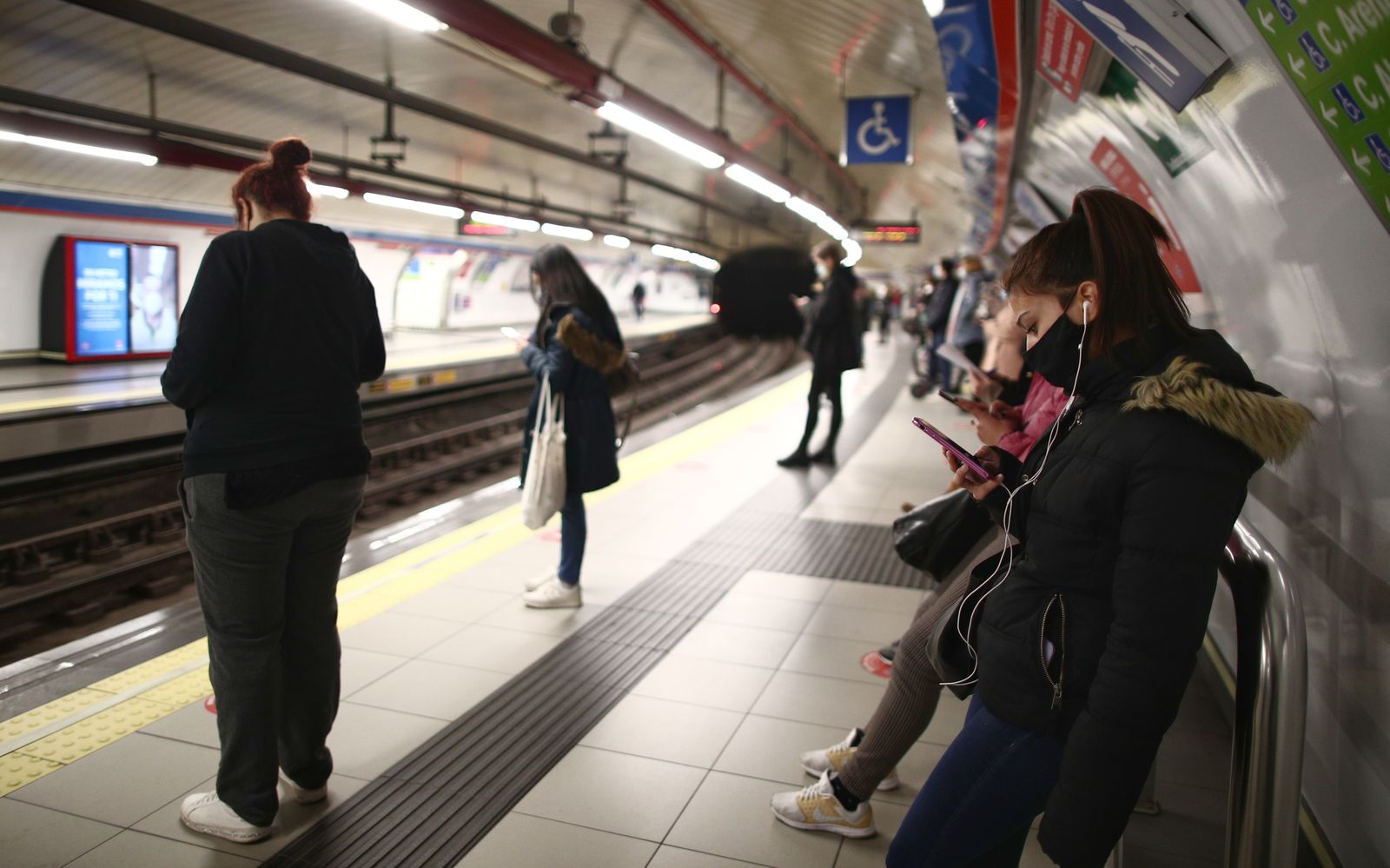 Viajeros esperando al metro