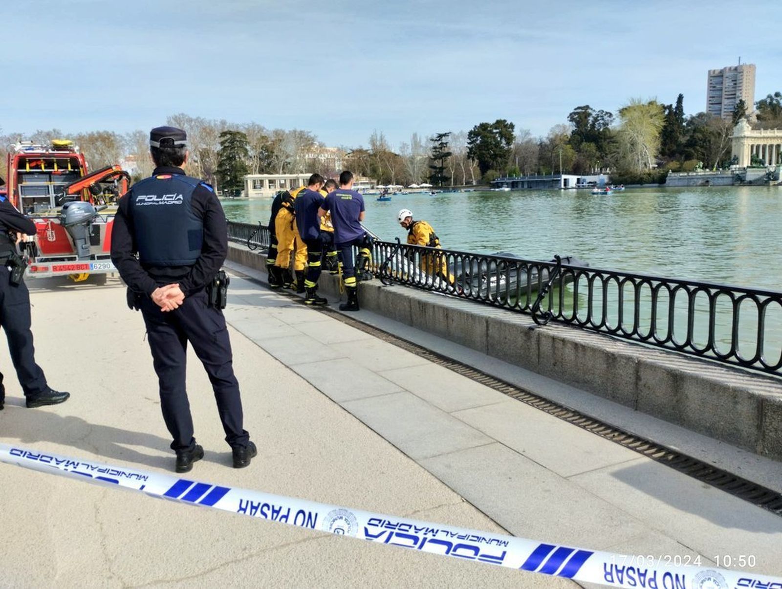 Bomberos rescatan trofeo en el estanque del Retiro
