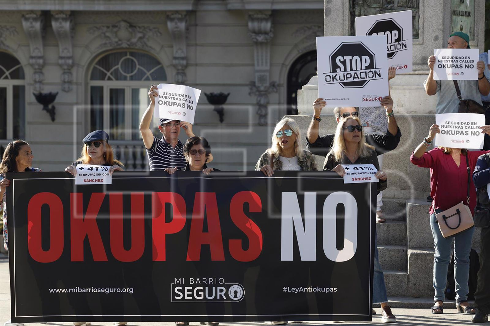 Manifestantes protestan ante el Congreso de los Diputados en Madrid en contra de la okupación y en apoyo a una ley antiokupa