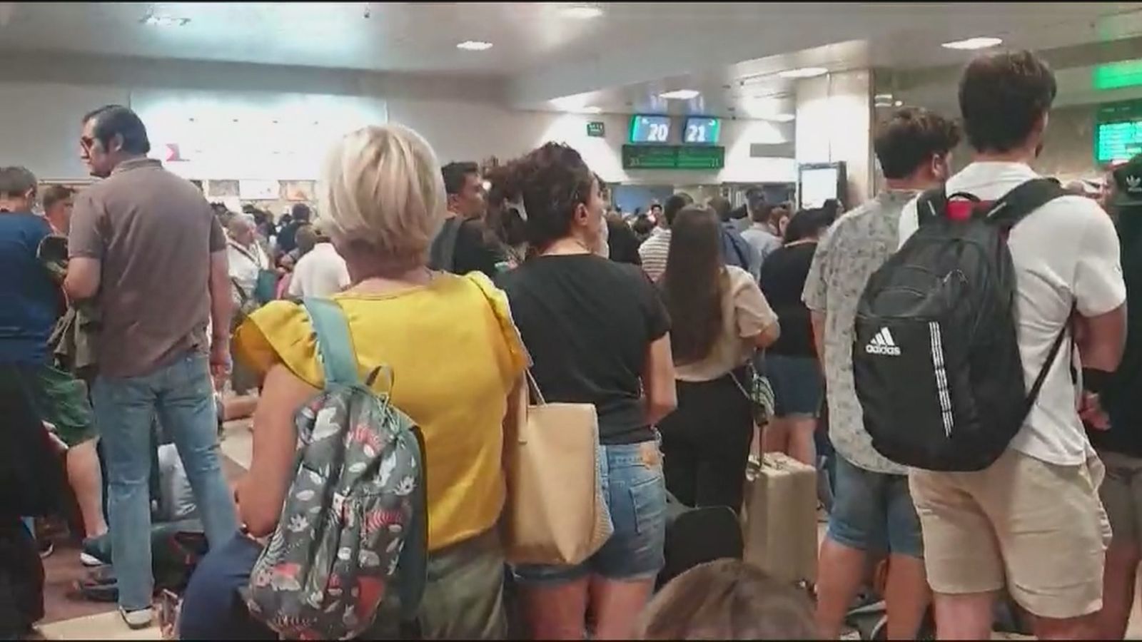 Pasajeros esperando en Chamartín durante la avería de Adif