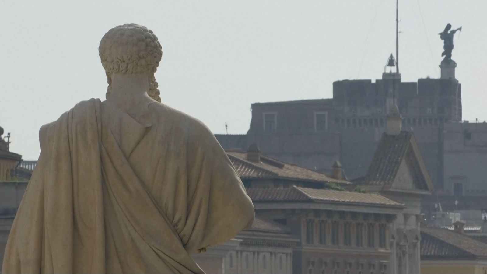 Escultura en la plaza de San Pedro del Vaticano