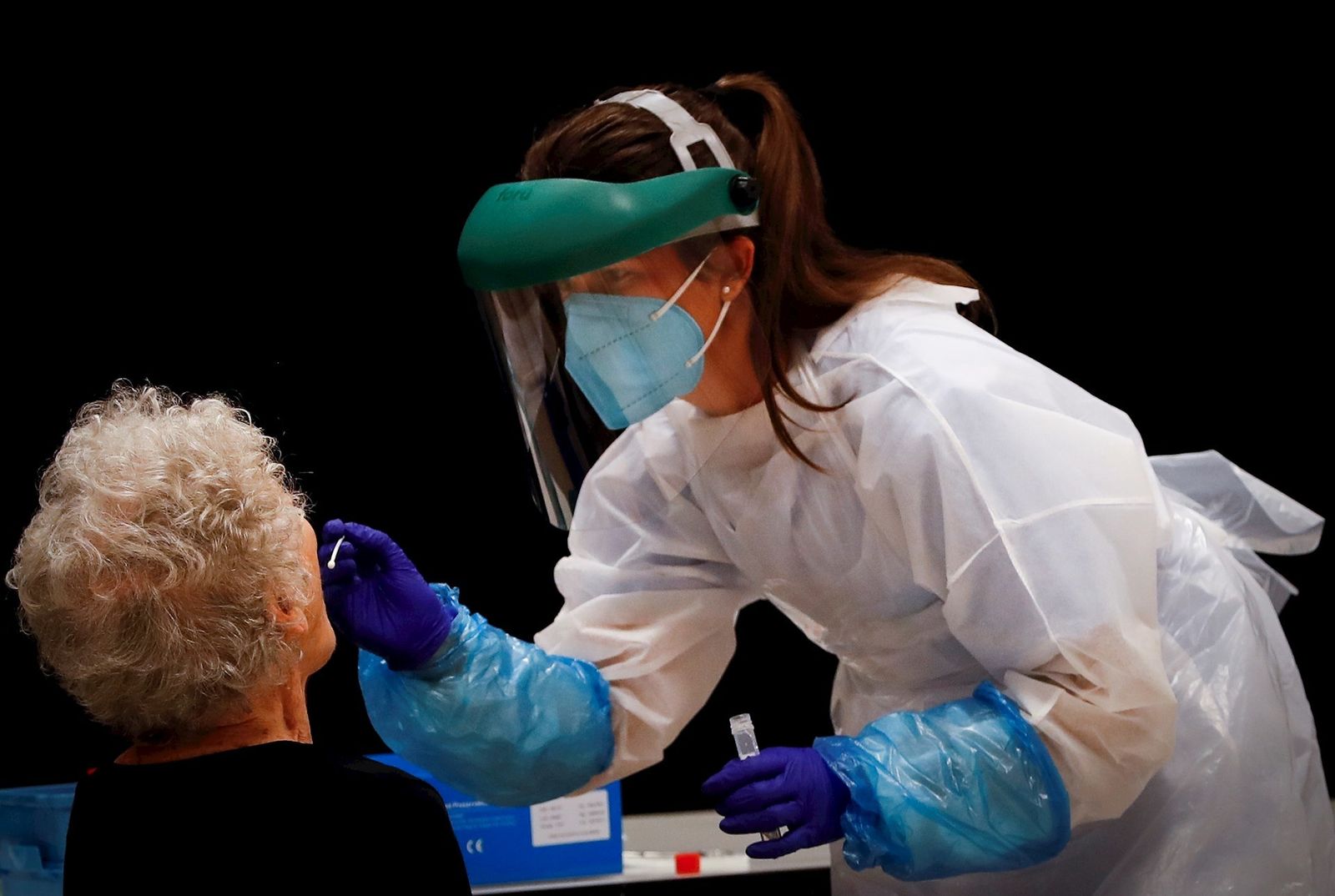 Una enfermera realiza una prueba PCR