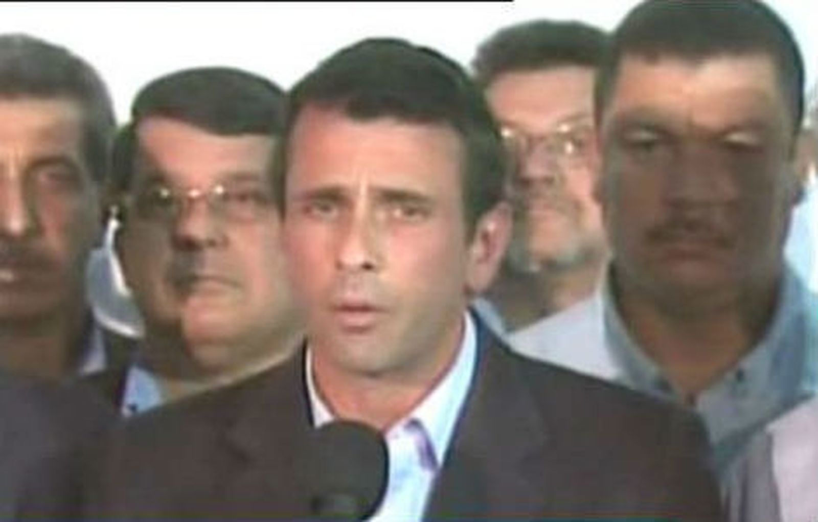 Capriles da las condolencias a familia de Chávez y pide respeto a la Constitución