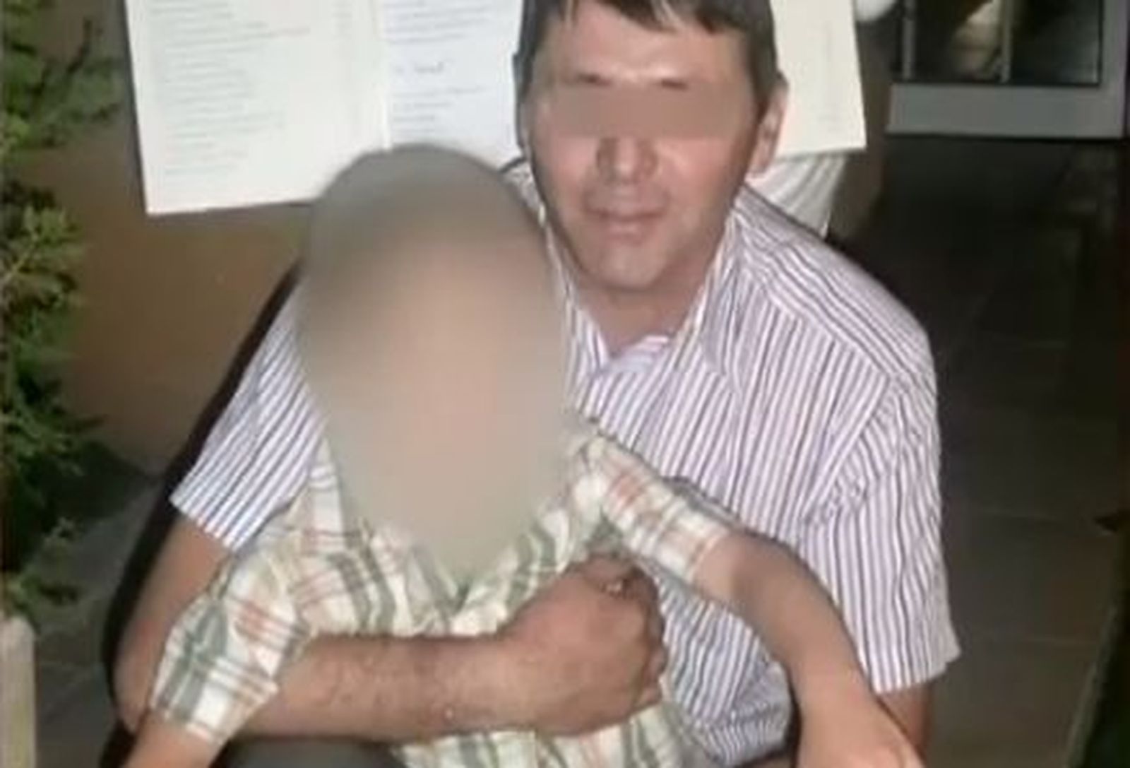 El detenido, con un menor en sus brazos