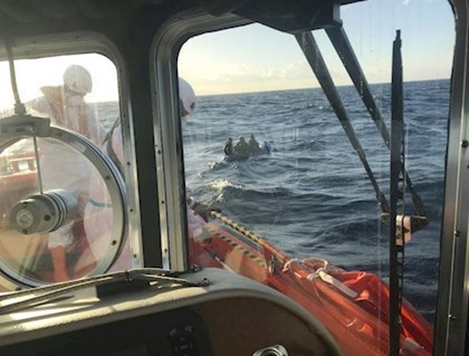 Rescate de una patera en alta mar