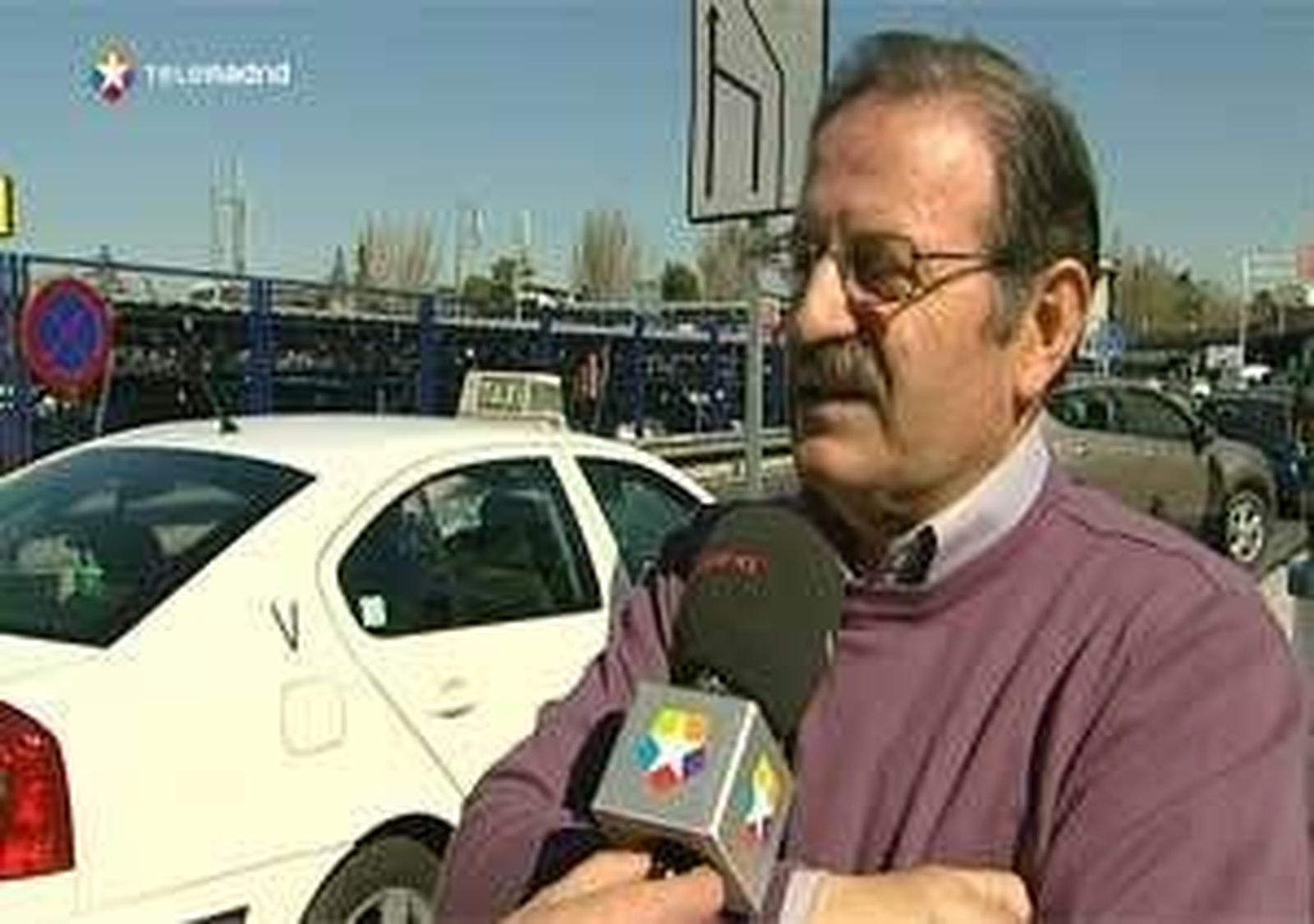 Taxistas de la T1 devuelven un maletín con dinero olvidado a una pareja de ancianos