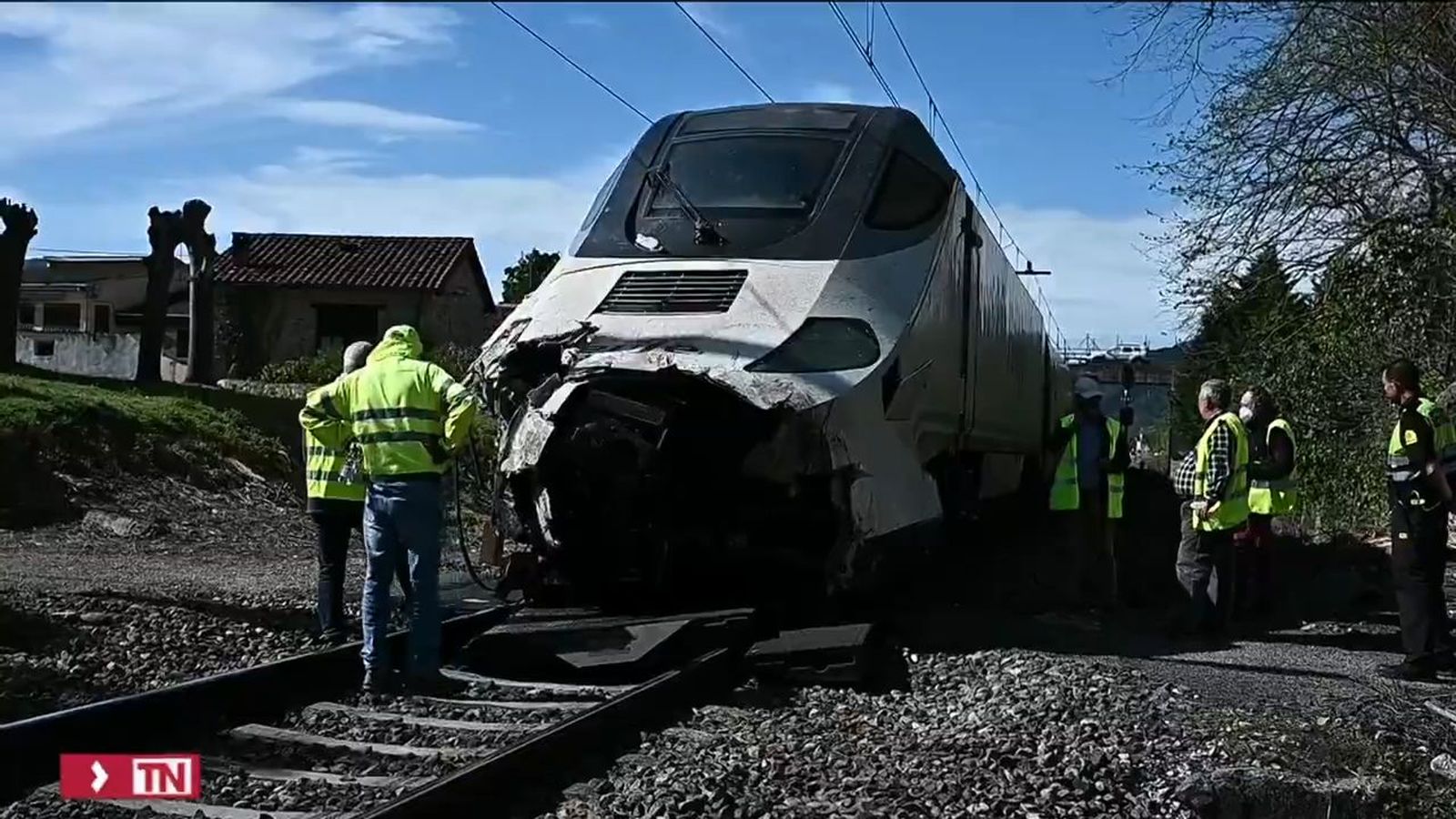 Un hombre de 29 años ha fallecido en Cantabria tras ser arrollado el tractor que conducía por un tren Alvia