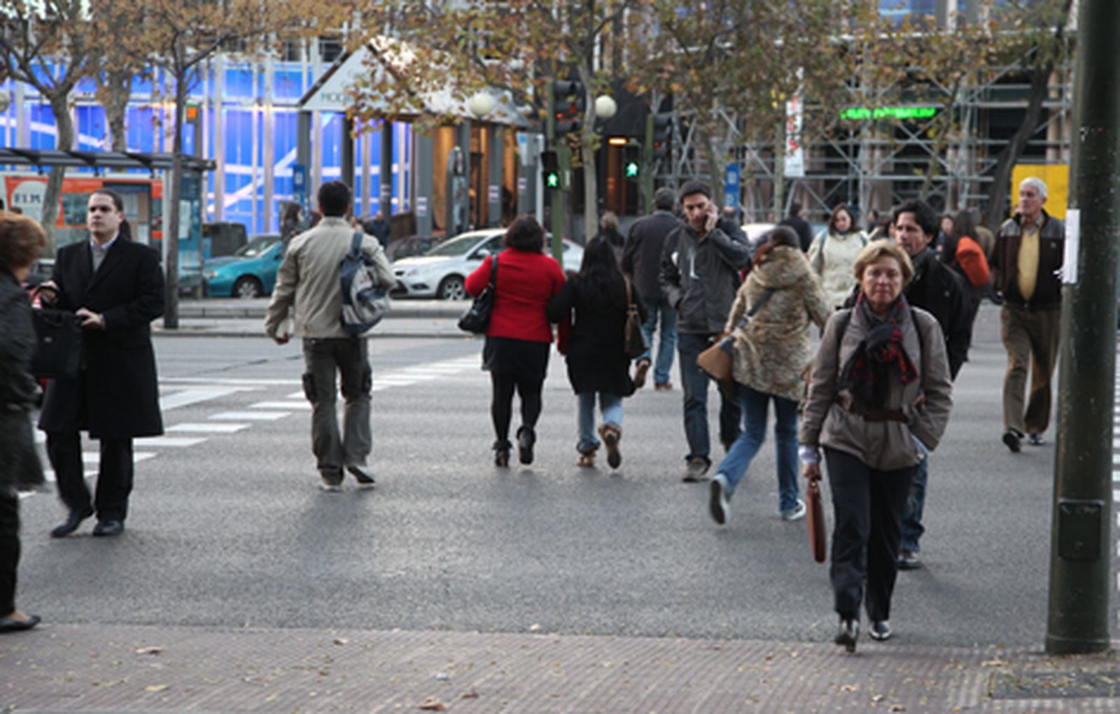 gente_cruzando_calle_encuesta470