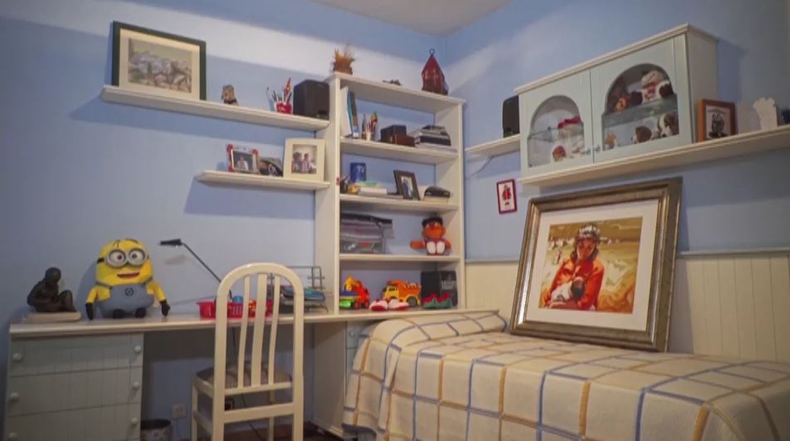 El dormitorio de su hija Beatriz está repleto de juguetes "de los nietos".
