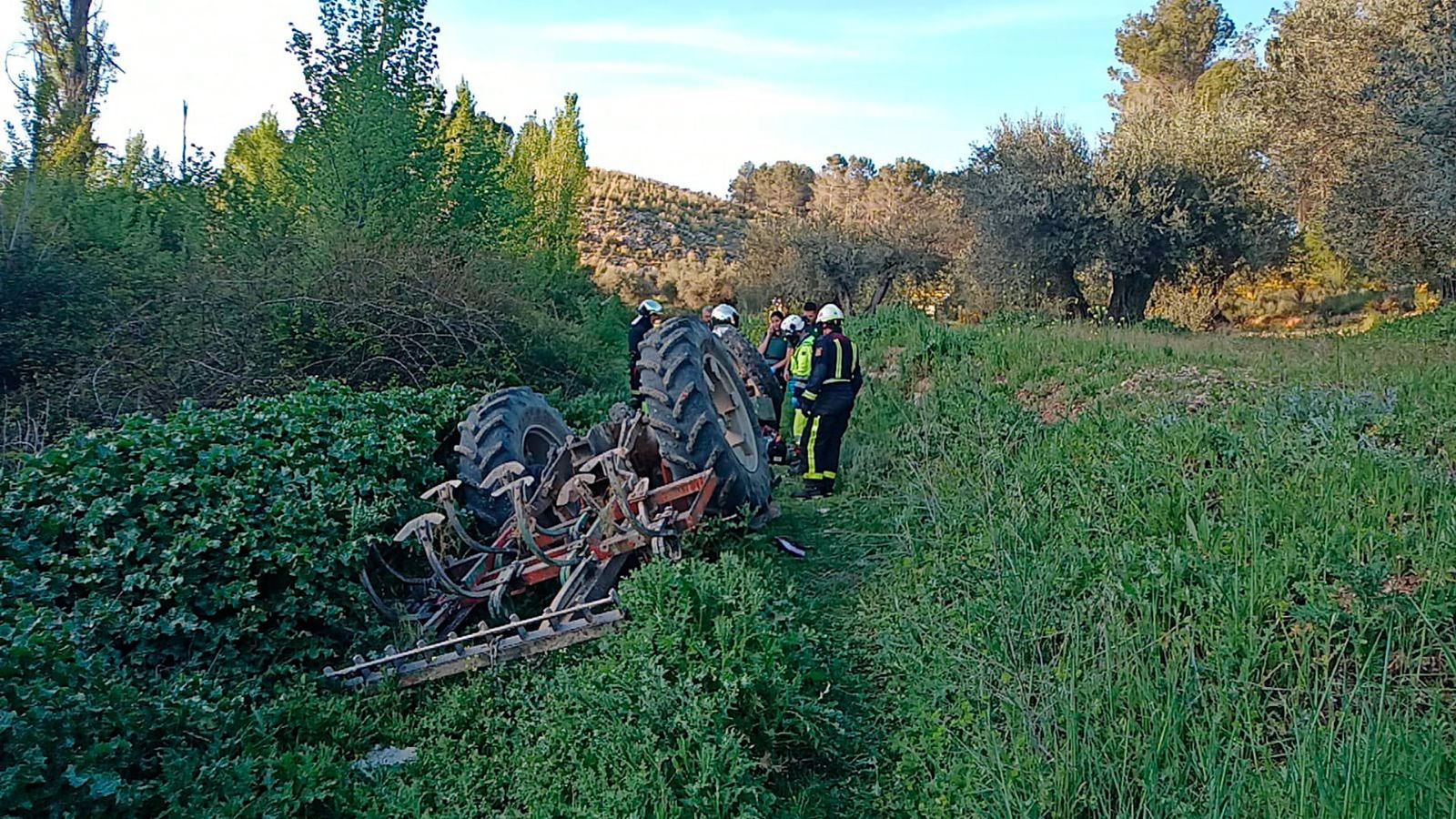 Accidente con vuelco de tractor en CampoReal