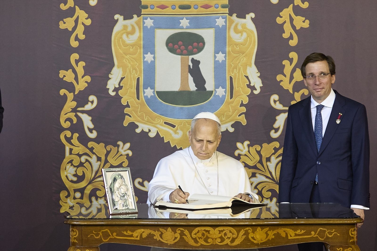 El alcalde de Madrid, José Luís Martínez-Almeida con el papa León XIV