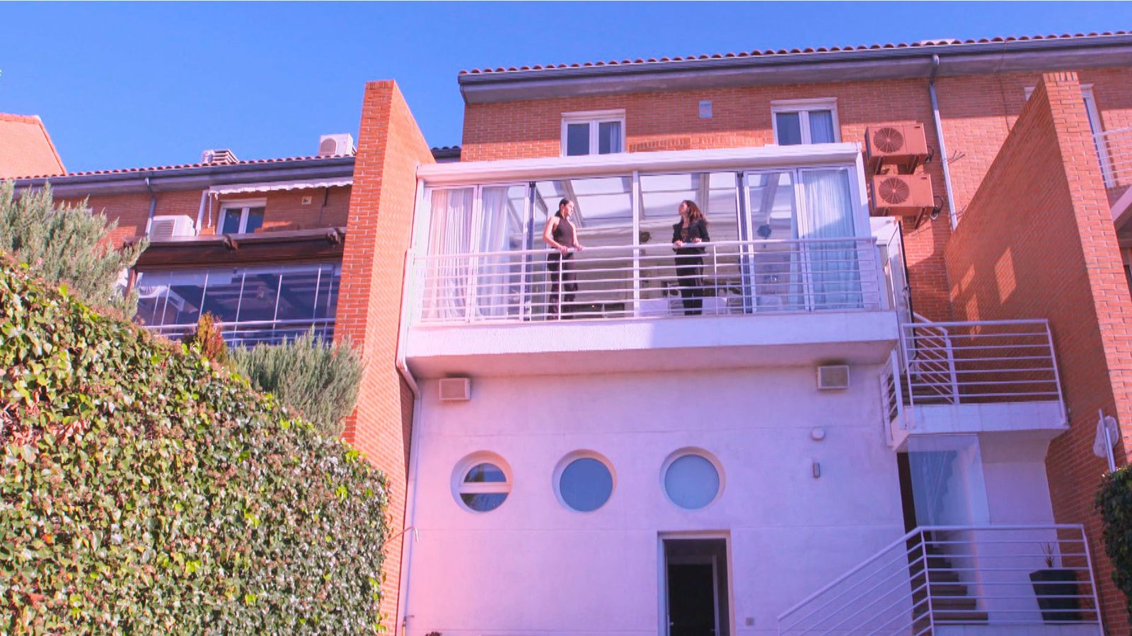 ¿Y esta casa de Aravaca? ¡Parece un barco! Sí, es la imagen que da, pero por dentro, es bien diferente...