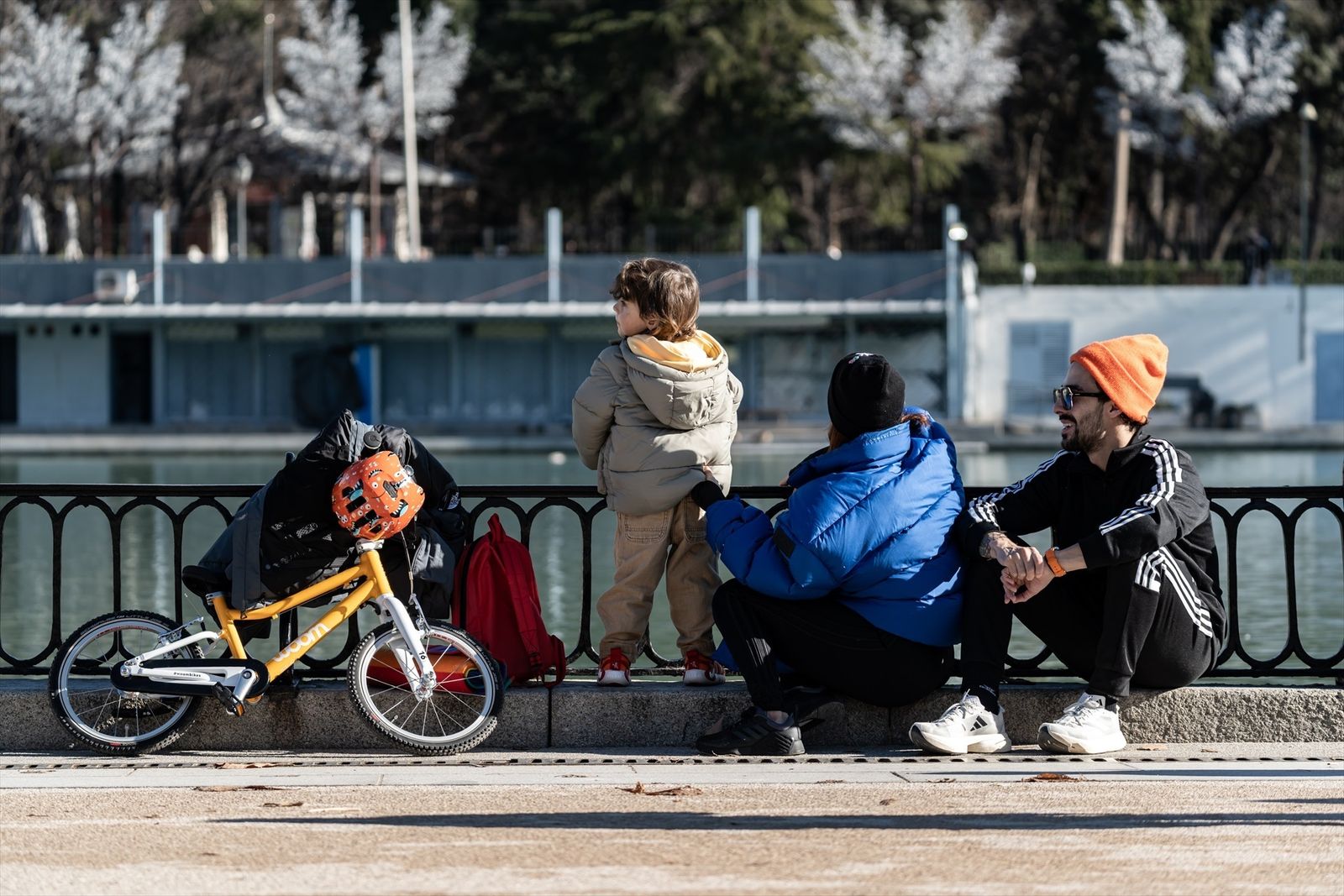 Varios niños juegan con sus juguetes, en el Parque de El Retiro