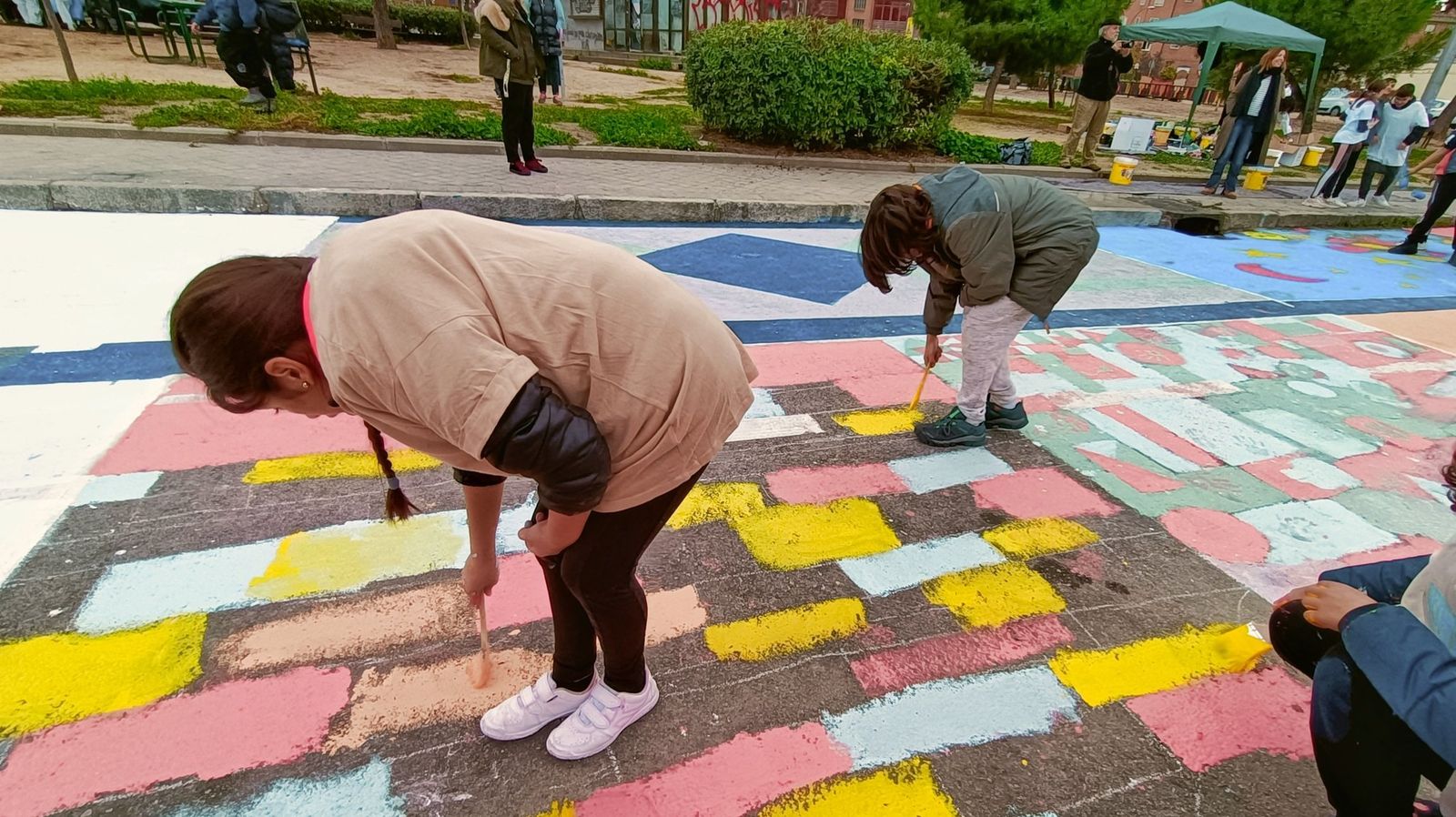 Realización del mural por la paz en el suelo de Puente de Vallecas