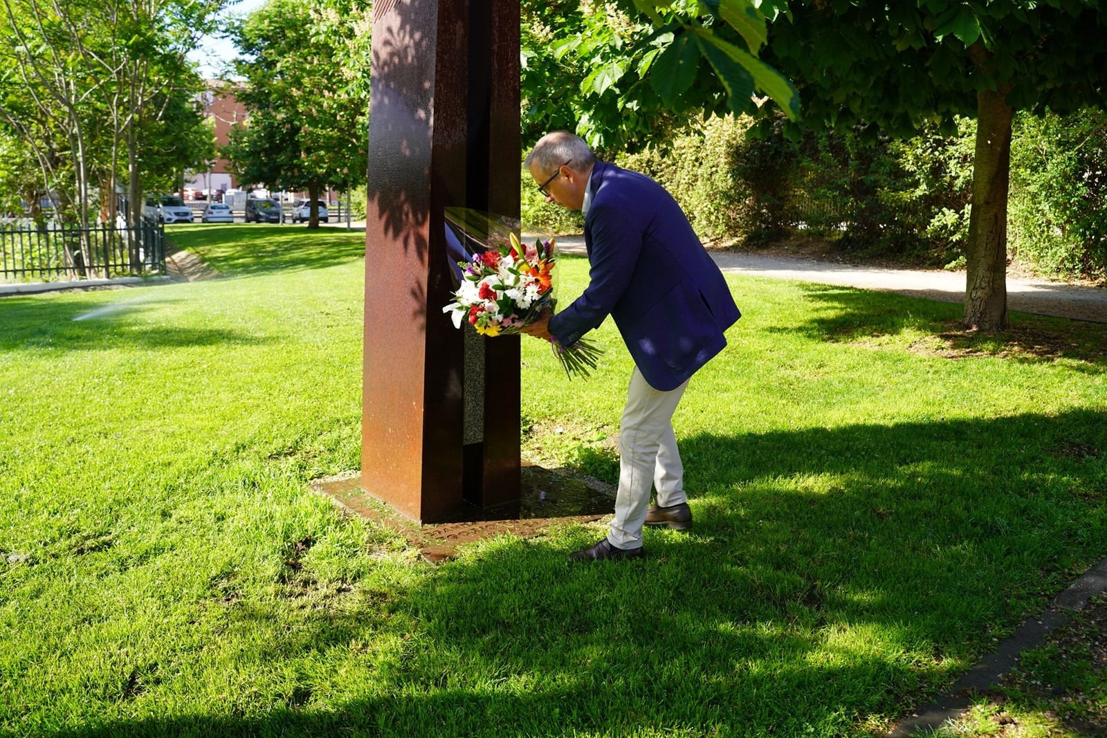 El vicealcalde de Leganés, Enrique Morago, deposita un ramo de flores en el monumento