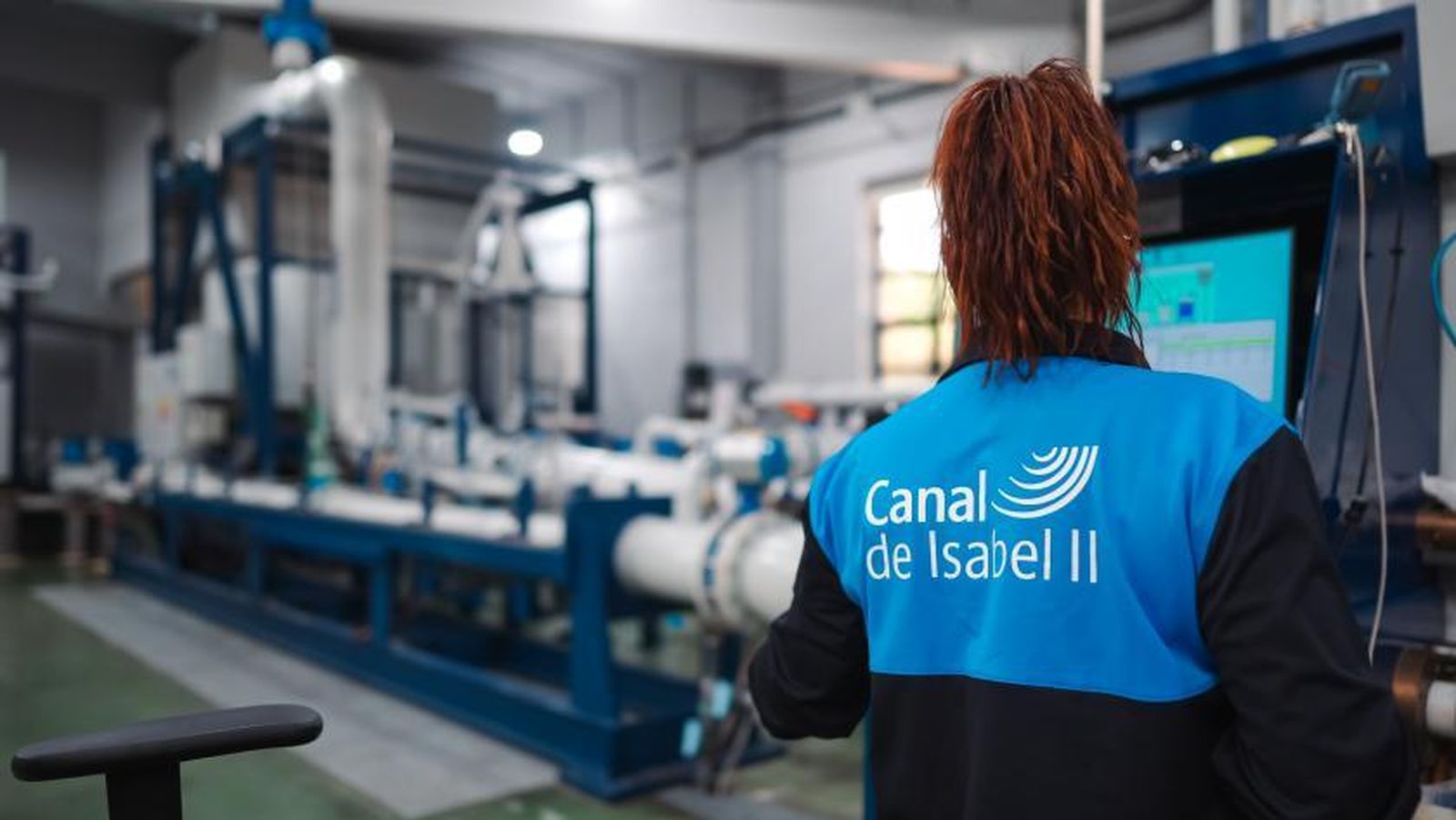 Una trabajadora del Canal de Isabel II en una planta potabilizadora