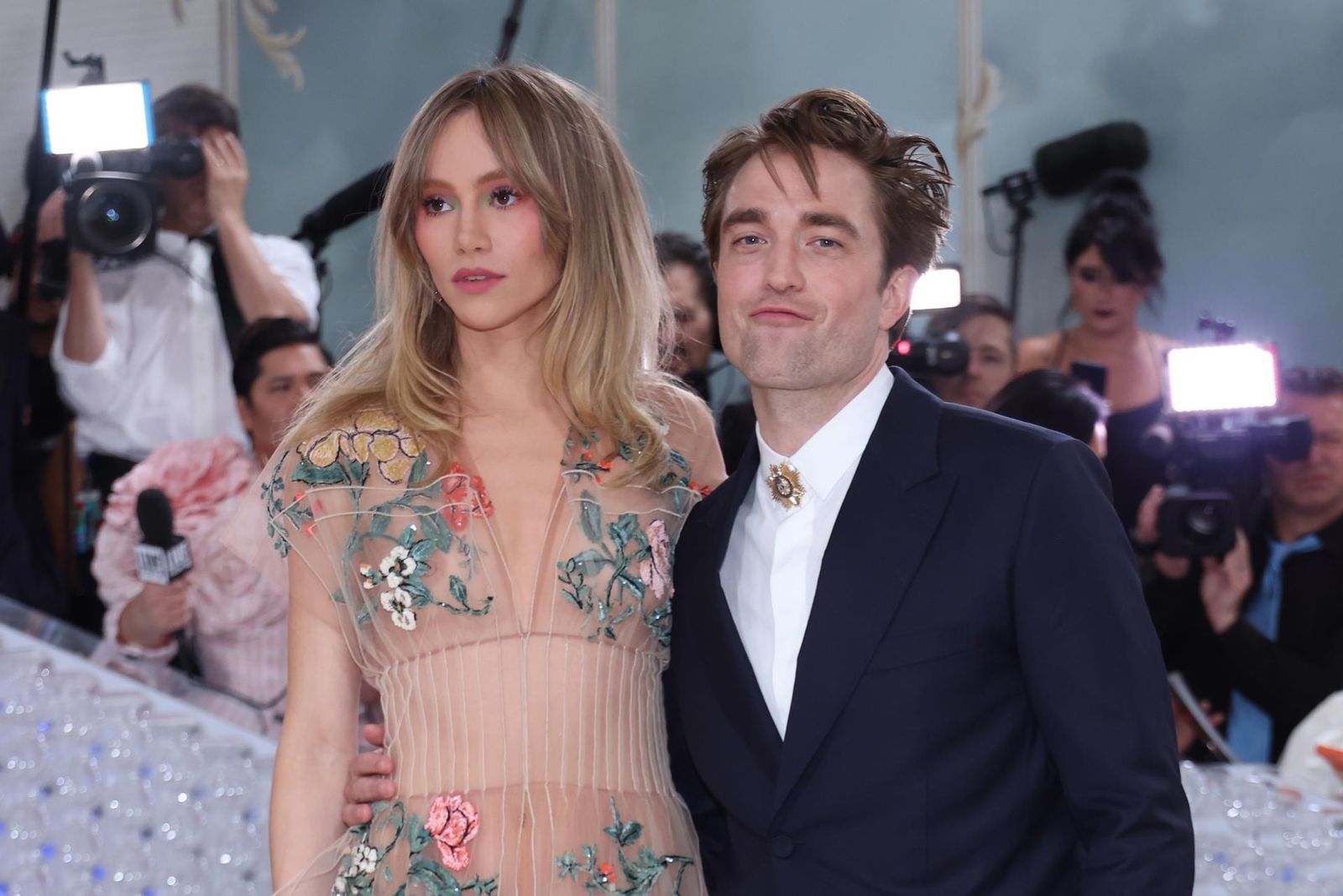 Robert Pattinson y Suki Waterhouse en la Met Gala 2023