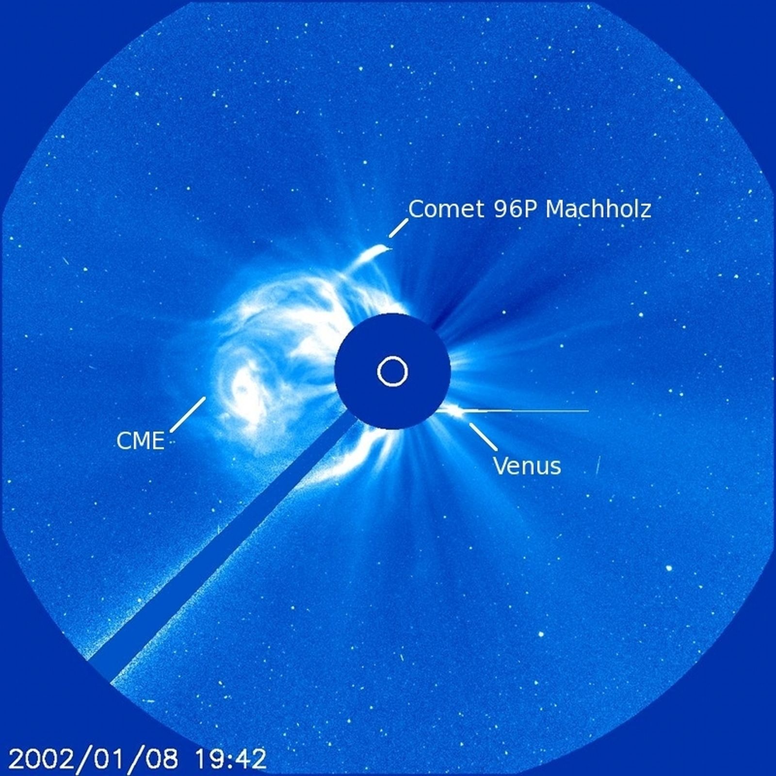 El cometa 96P Machholz y Venus cerca del Sol