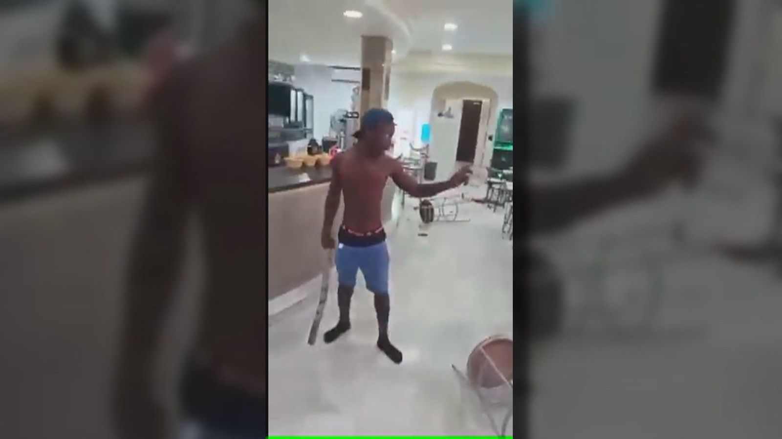Pánico en un bar de Huelva: un hombre destroza el mobiliario con una barra de hierro