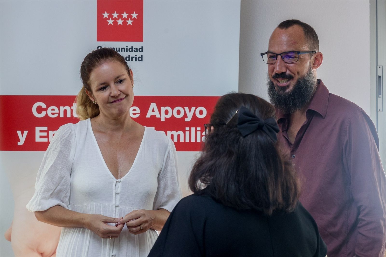 a consejera de Familia, Ana Dávila, en la visita a un CAEF este martes