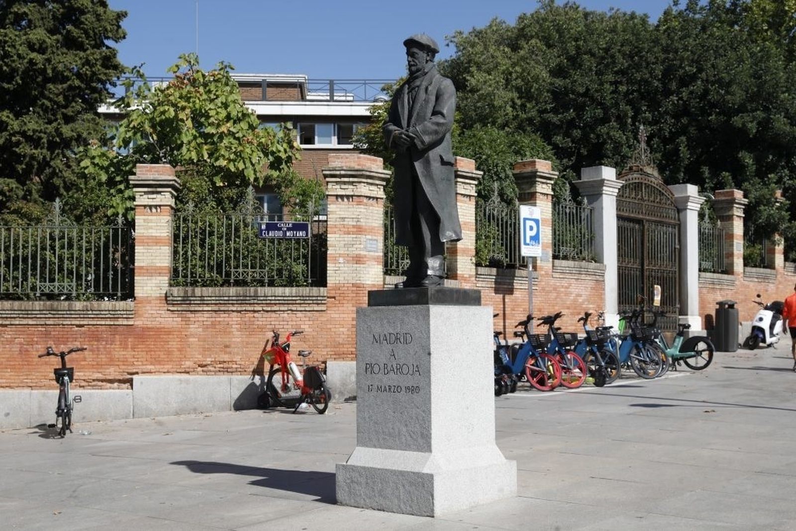 Estatua de Pío Baroja en Madrid
