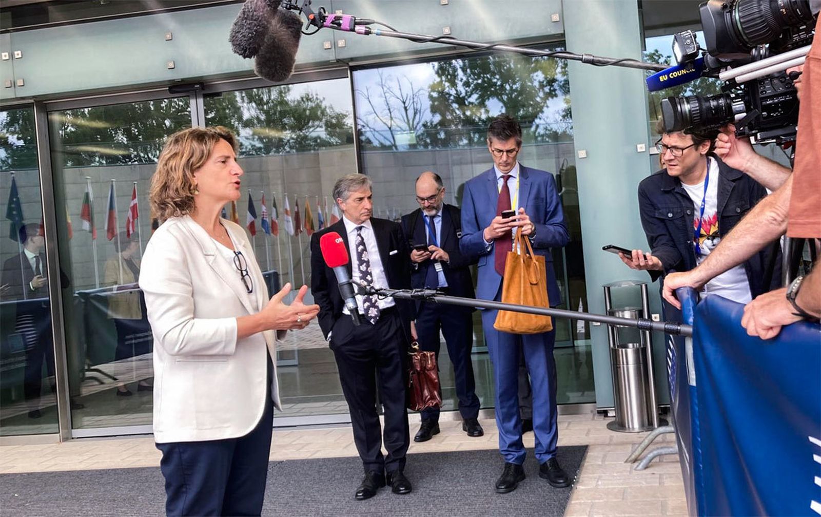 La ministra española para la Transición Ecológica, Teresa Ribera, atiende a los medios