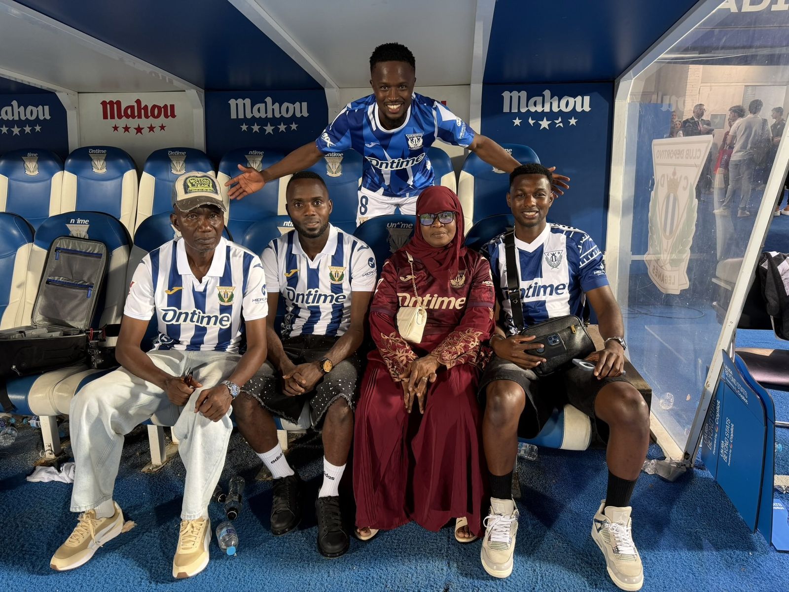 Seydouba Cissé juntoa su familia