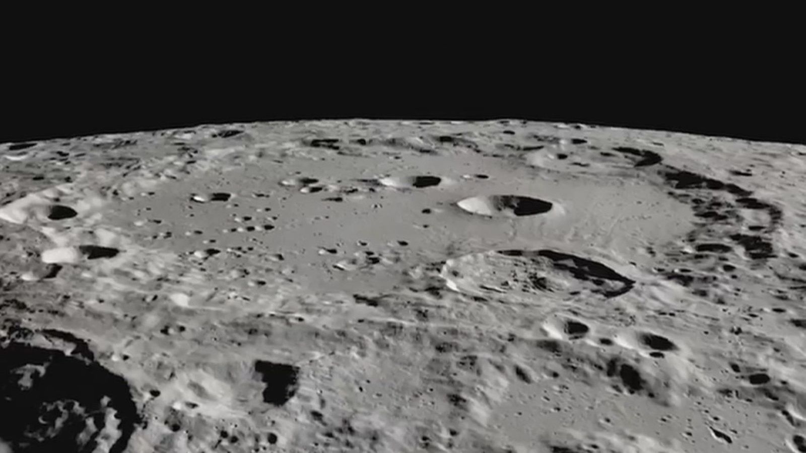Descubren agua en el lado soleado de la Luna
