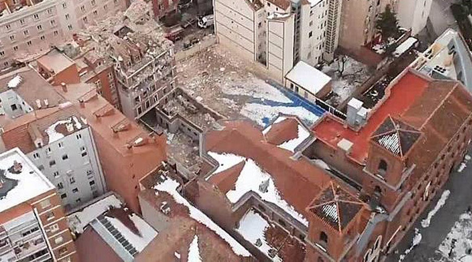 Vista aérea de la iglesia de la Virgen de la Paloma afectada por la explosión de la calle Toledo