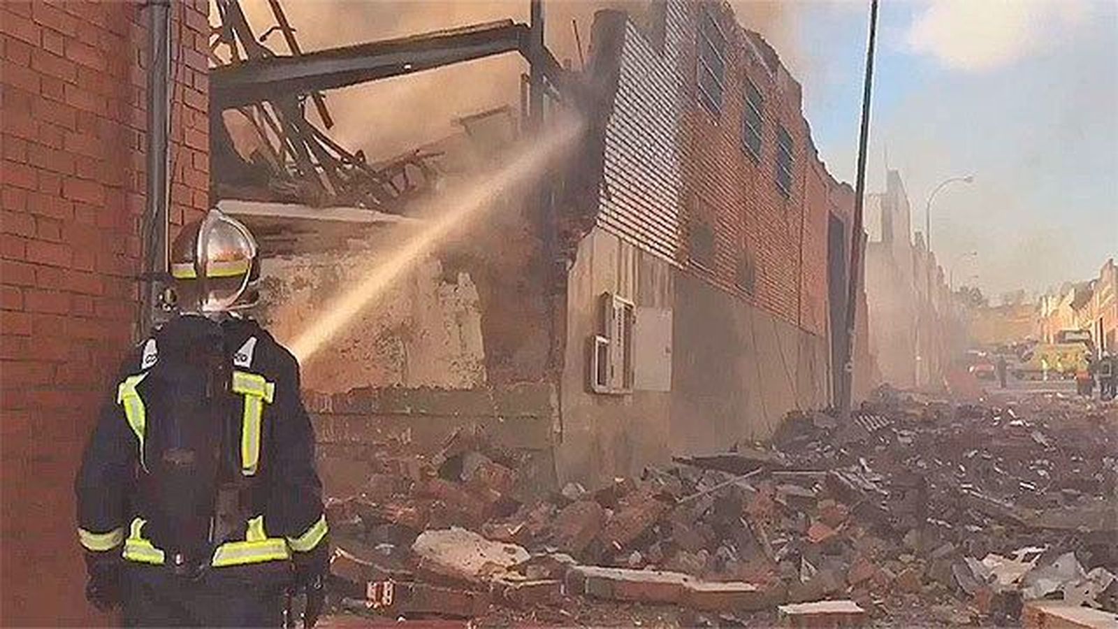 Un incendio sin heridos  calcina dos naves de Cobo Calleja