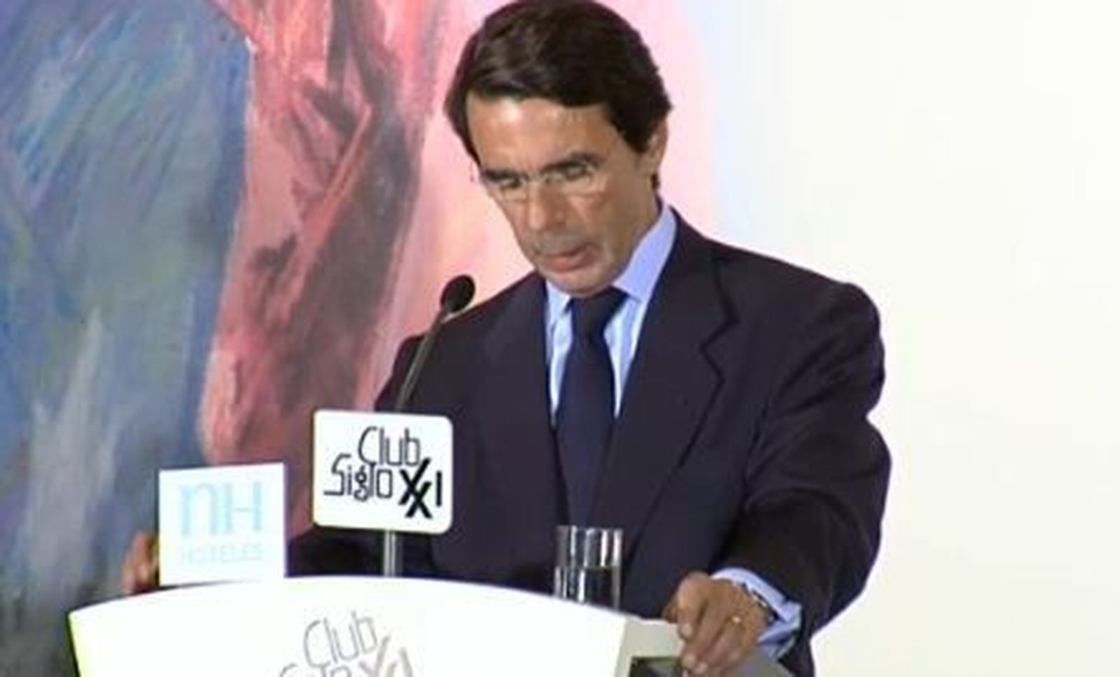 Aznar vuelve a pedir un nuevo sistema fiscal y estabilizar el Estado autonómico