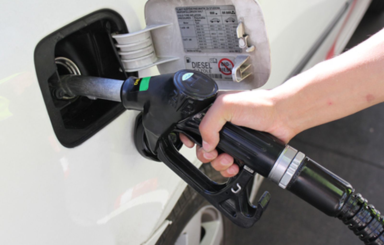 Los precios bajaron hasta el 2,3% en marzo por el abaratamiento de luz y gasolinas