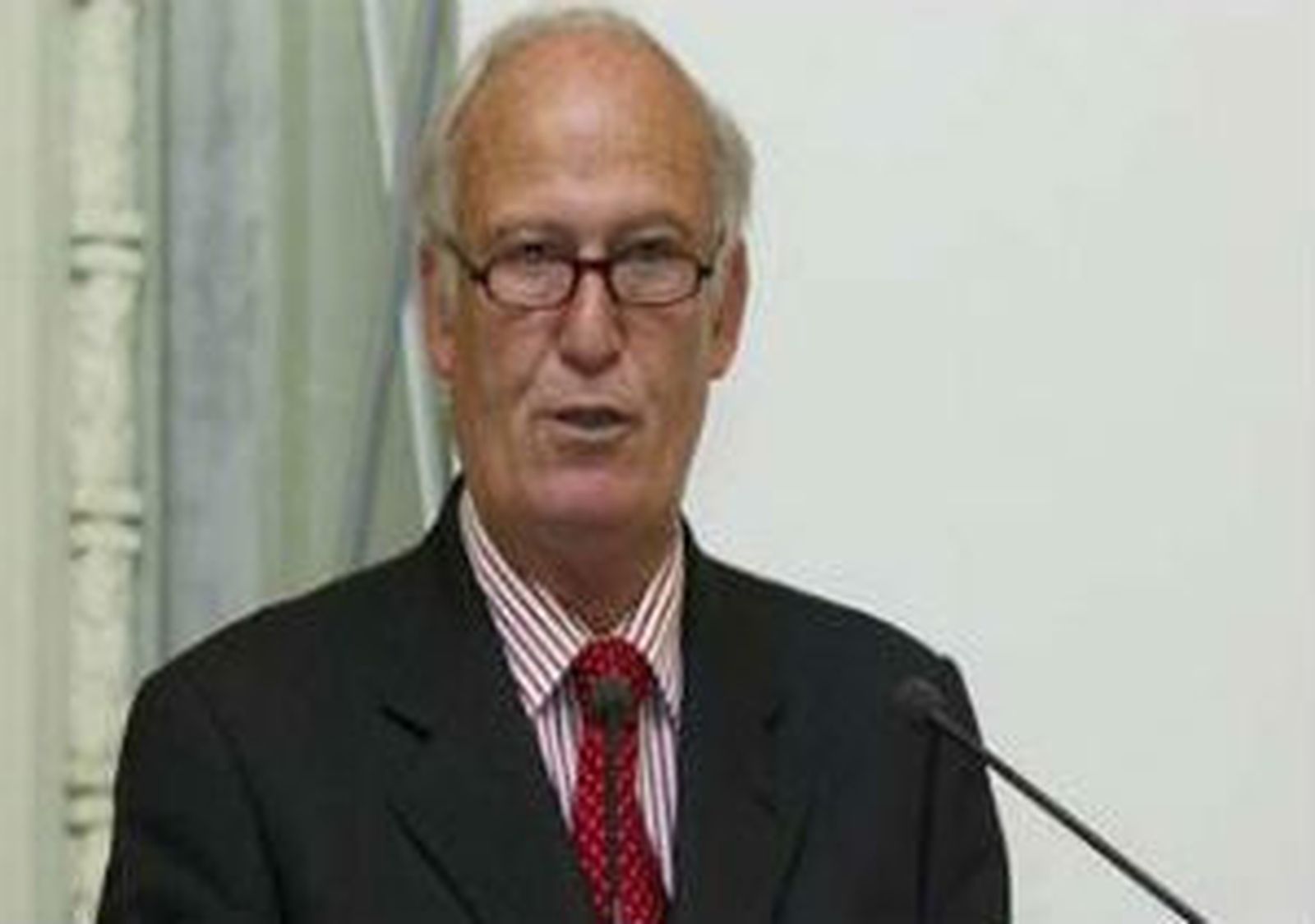 El presidente de la Asamblea prohíbe invitados en los plenos tras los últimos "altercados"