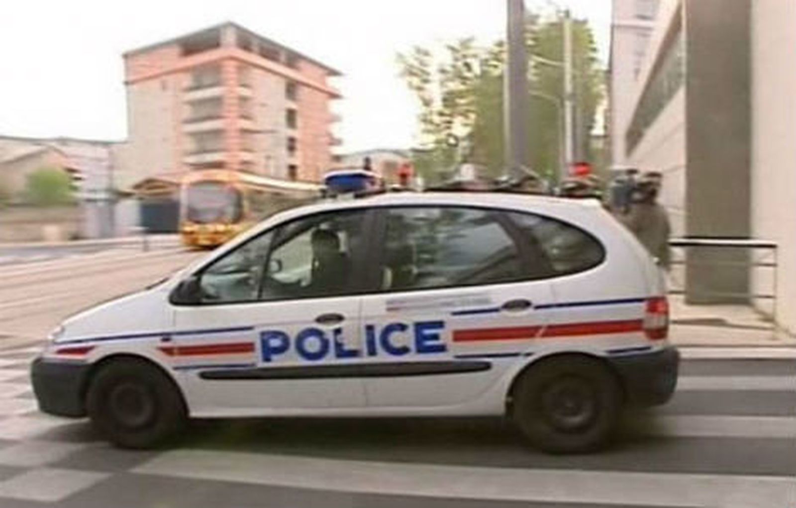 Hallan ordenadores, memorias, armas, dinero y dos coches de ETA en los registros en Francia