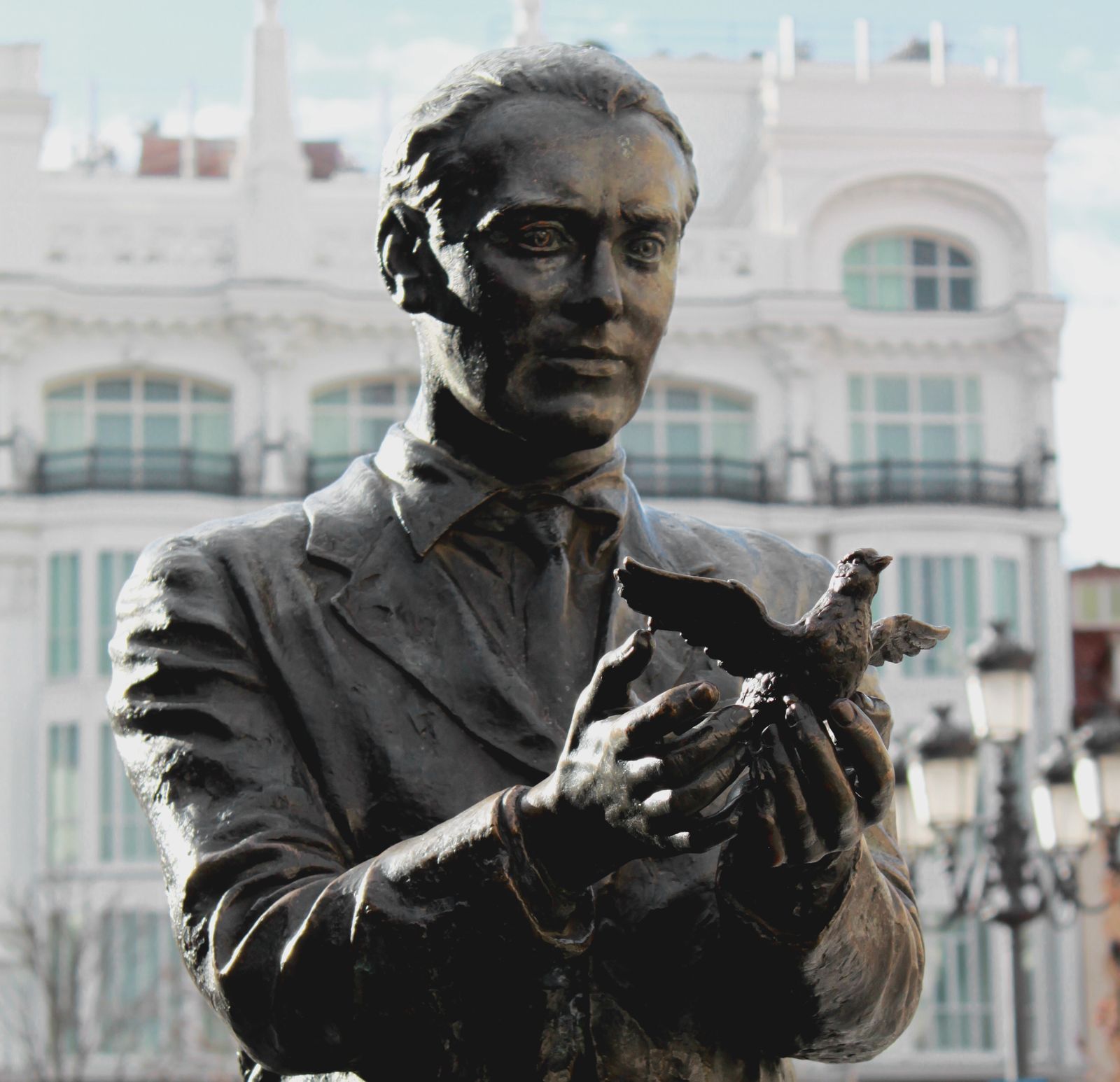 Estatua de Lorca en la plaza de Santa Ana de Madrid