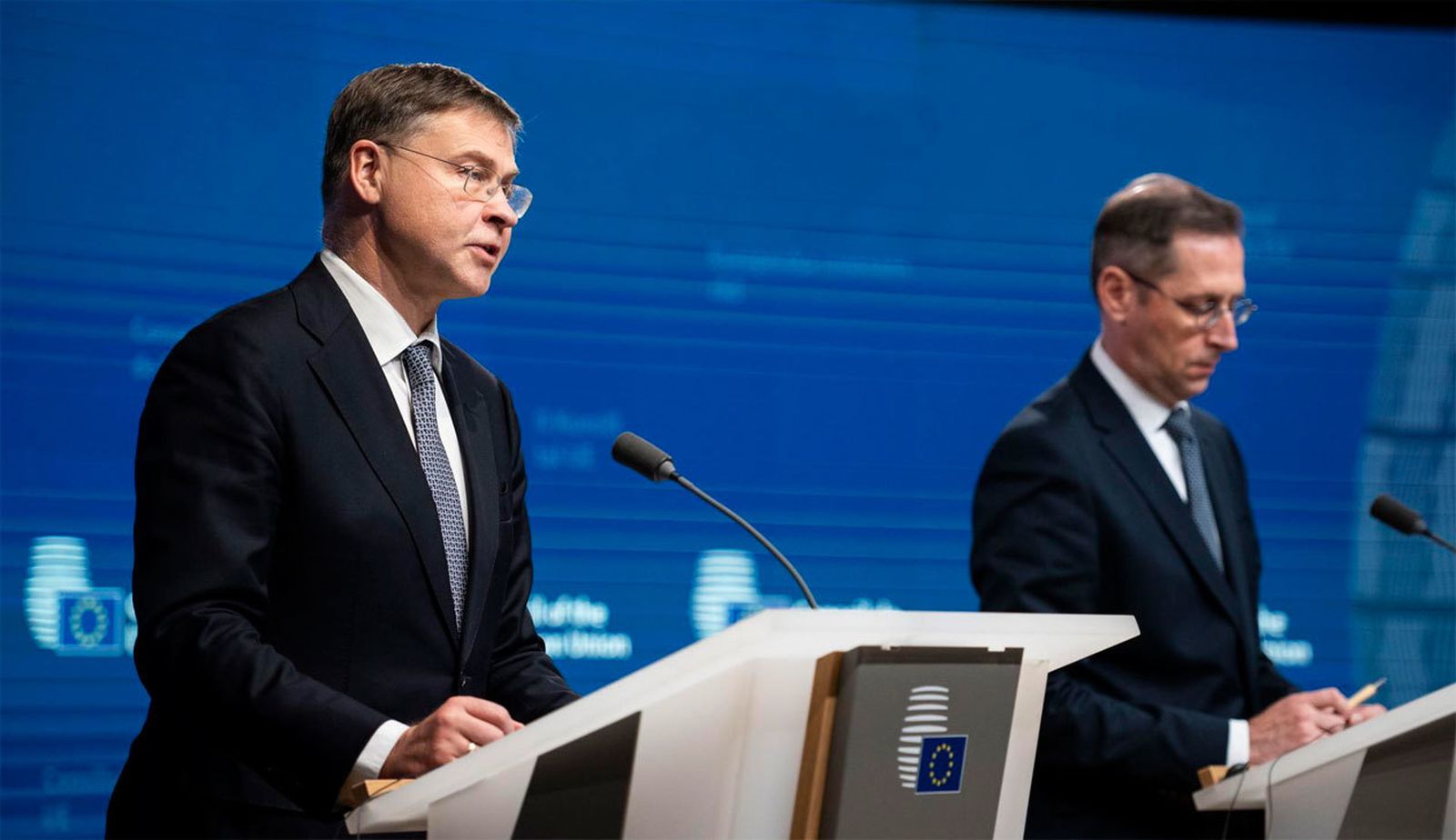 El vicepresidente económico de l Comisión europea, Valdis Dombrovskis con el ministro húngaro de Finanzas