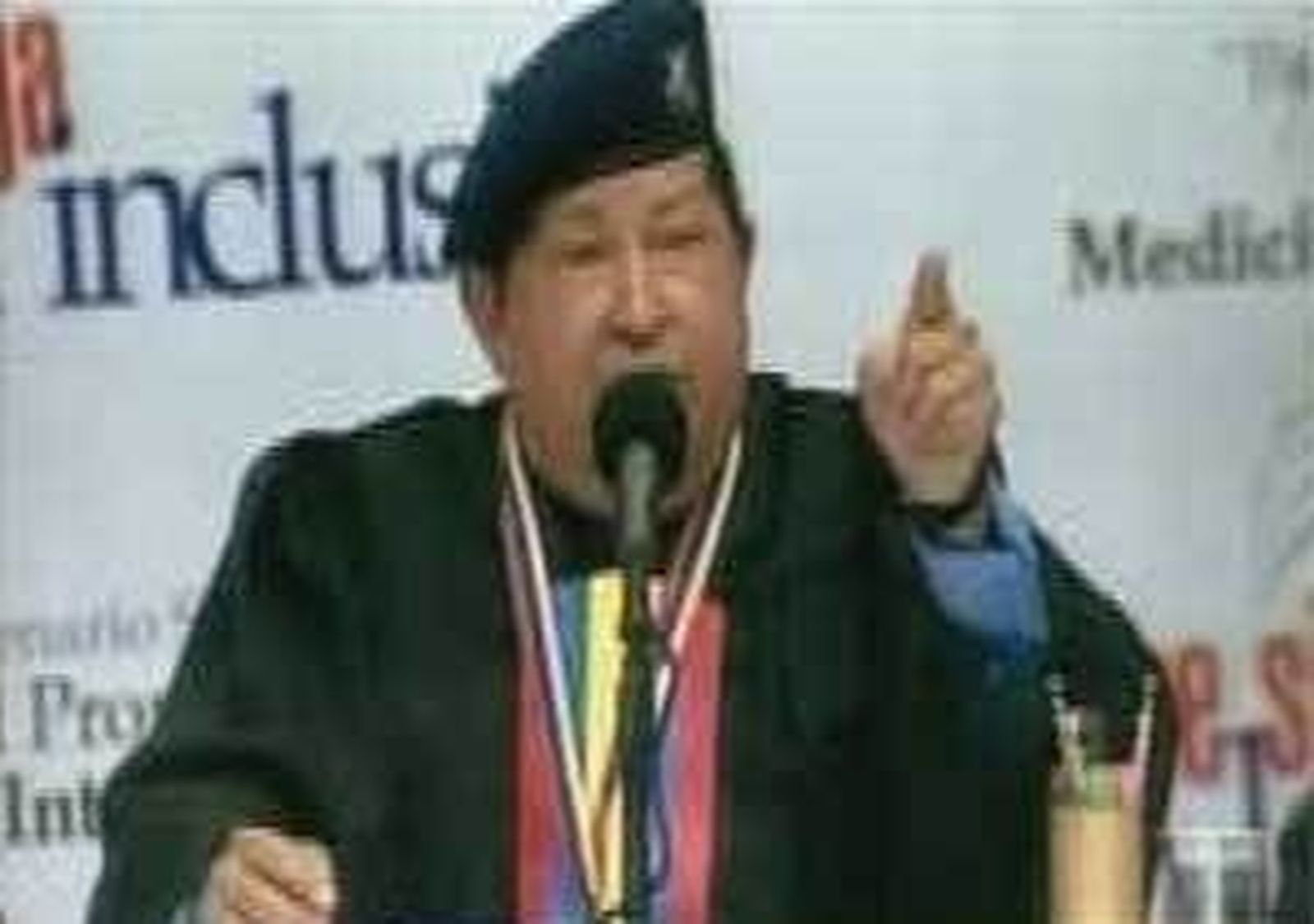 Chávez llama "cochino" a Capriles y dice que lo va a "pulverizar" en las elecciones