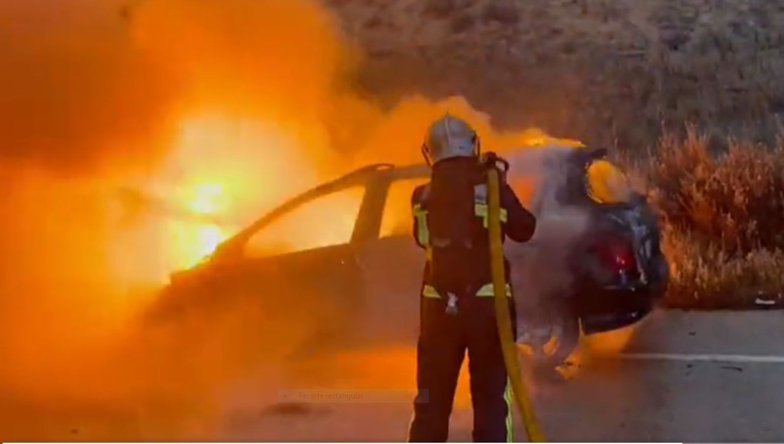 Incendio de un coche en Cobeña