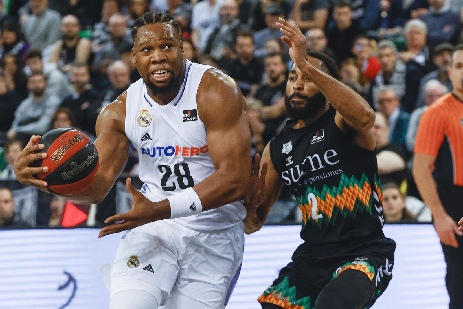 El ala-pívot francés del Real Madrid Guerschon Yabusele) entra a canasta defendido por el estadounidense Adam Smith, del Bilbao Basket