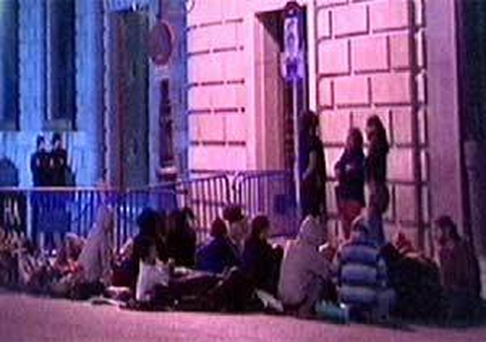Pasan la noche ante el Congreso en protesta por  la intervención policial en Valencia