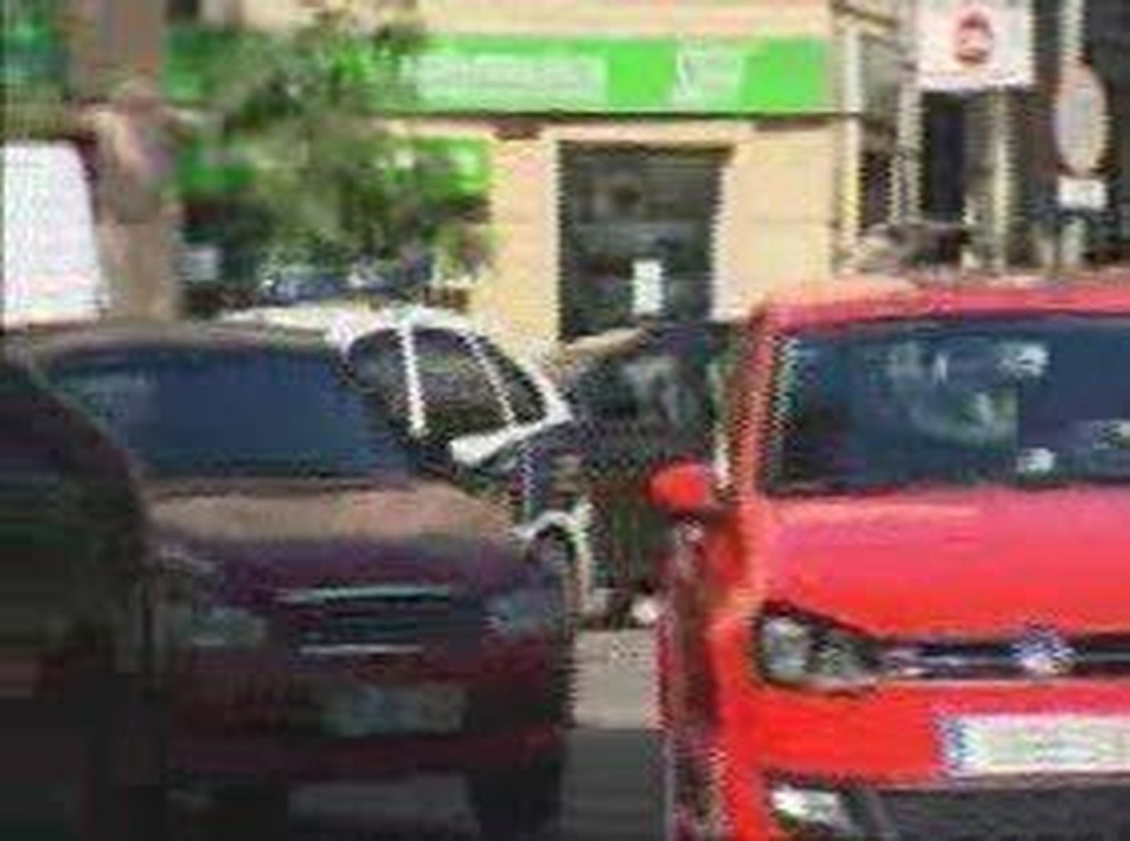 Policías salvan