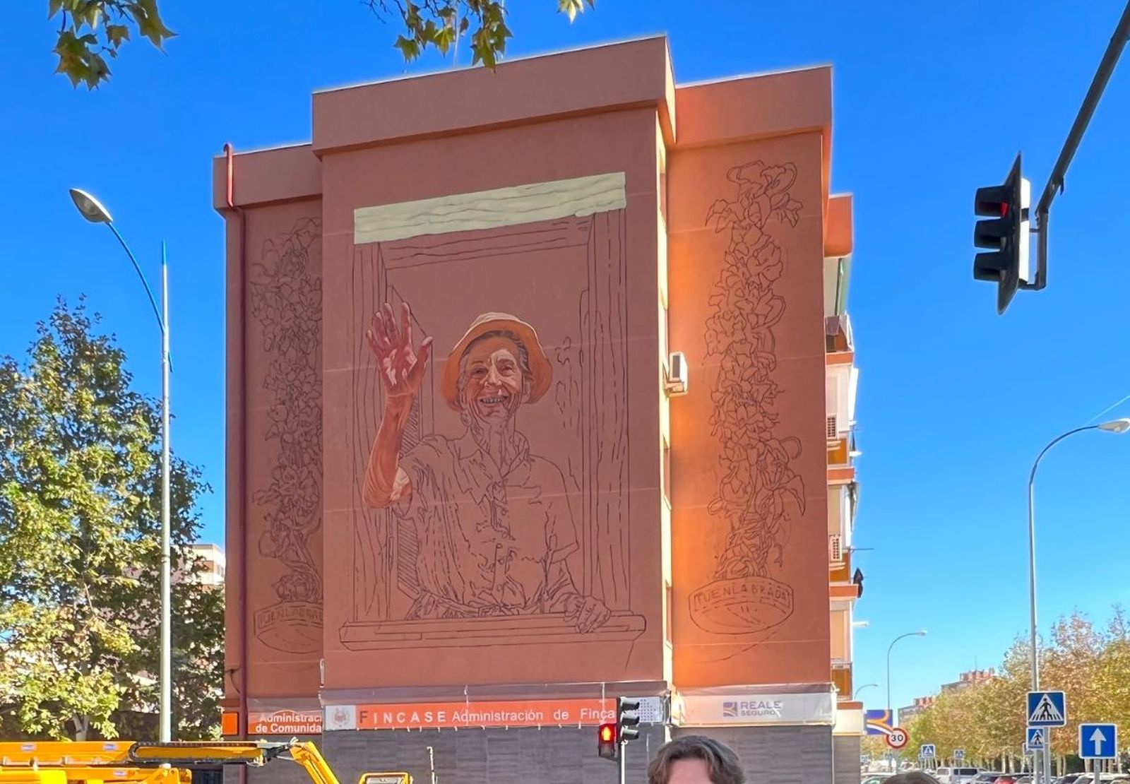 'Buen día', mural en ejecución en Fuenlabrada, obra de Juandrés Vera