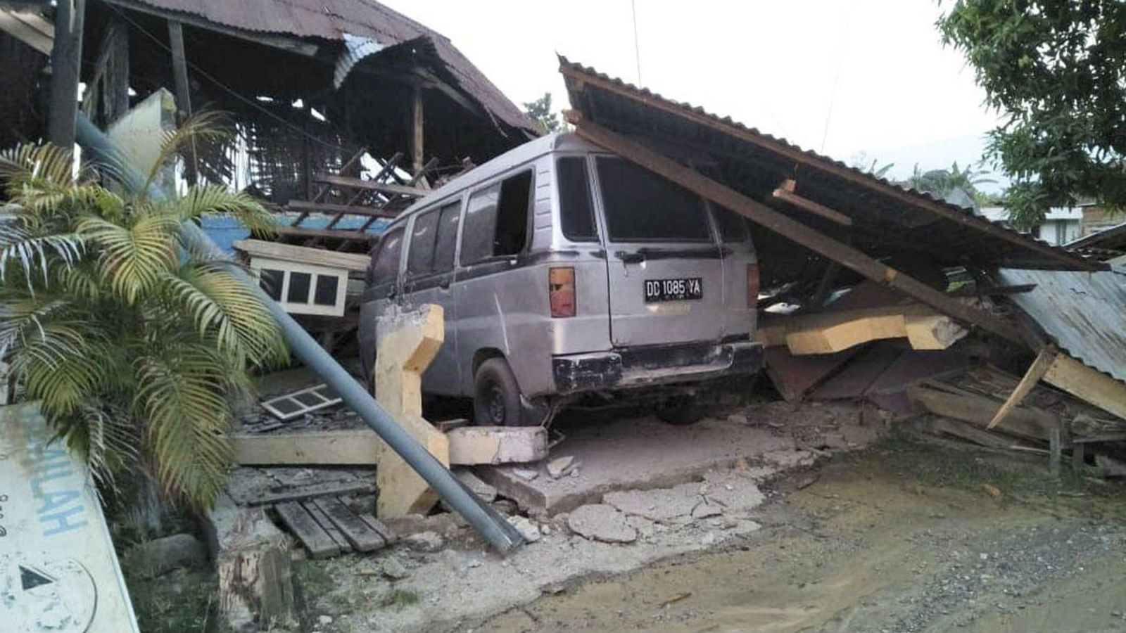 Centenares de muertos por los seísmos y el tsunami en Indonesia
