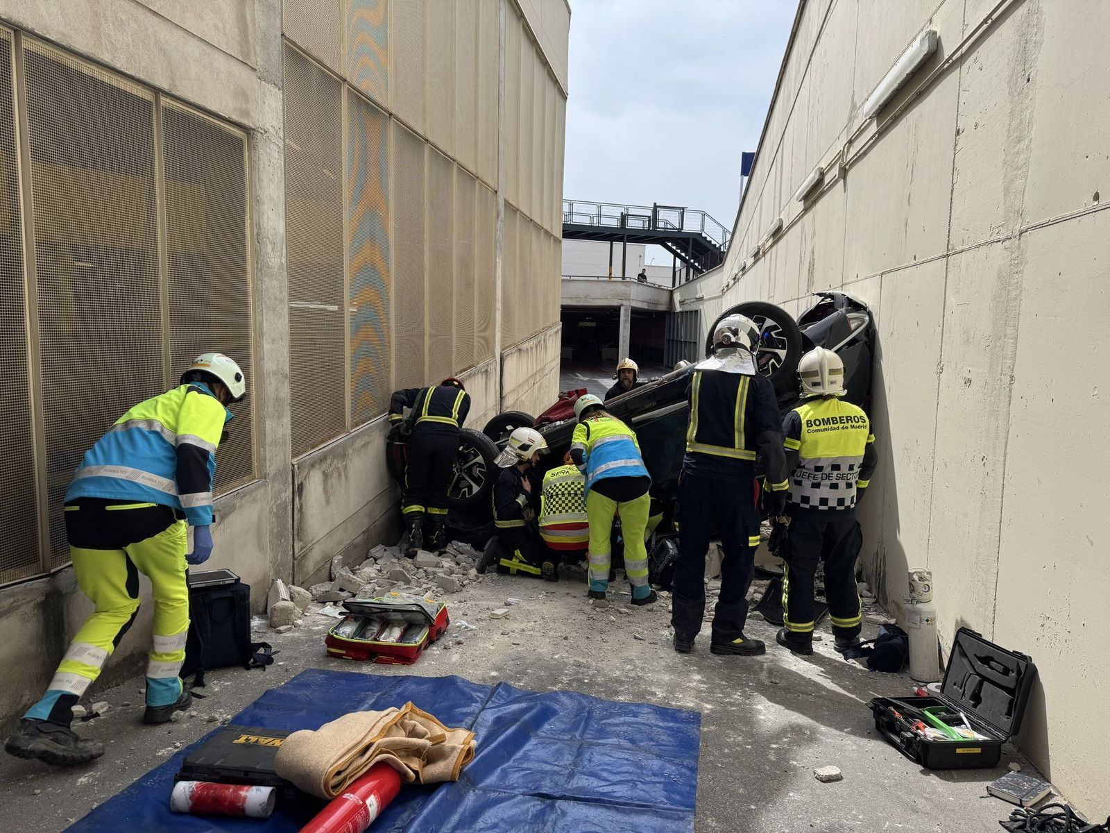 Una mujer queda atrapada en su coche tras caer desde 8 metros en un centro comercial de Majadahonda