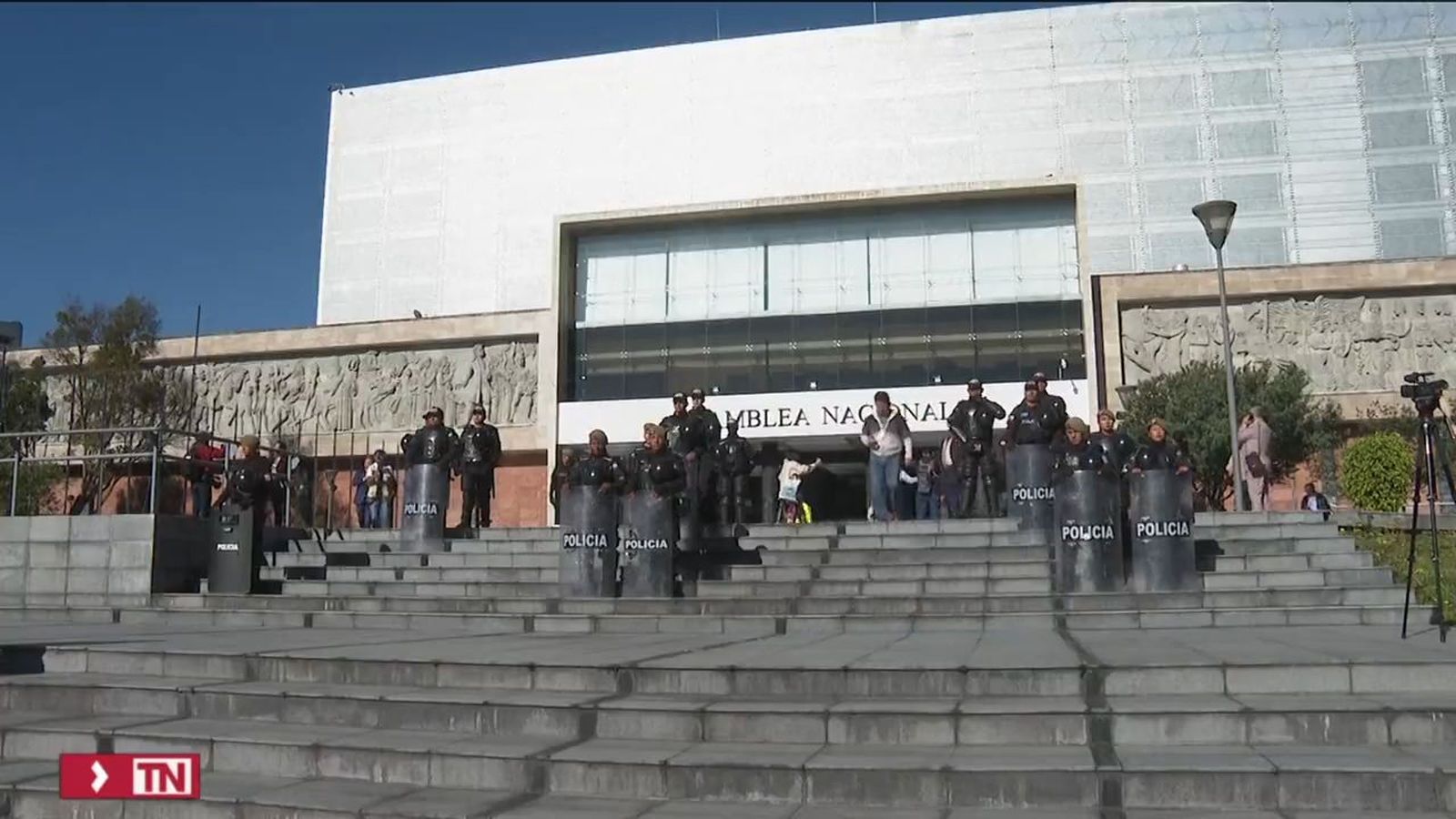 Ecuador disuelve su Parlamento